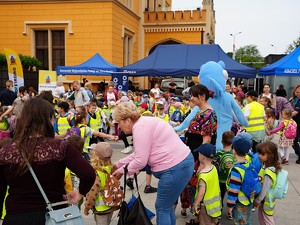 policjanci na festynie z okazji Dnia Dziecka