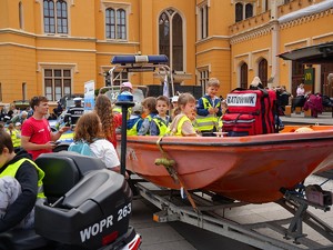 policjanci na festynie z okazji Dnia Dziecka