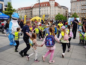 policjanci na festynie z okazji Dnia Dziecka
