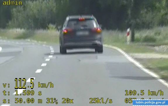 samochód jadący drogą