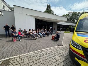 policjant przemawia go grupy ratowników