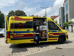 policjant przy karetce pogotowia