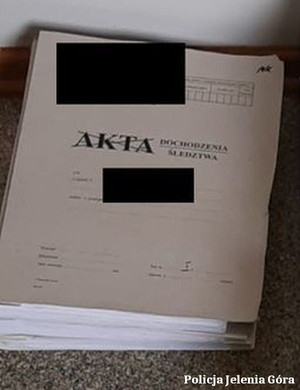 Akta śledztwa odłożone na biurko