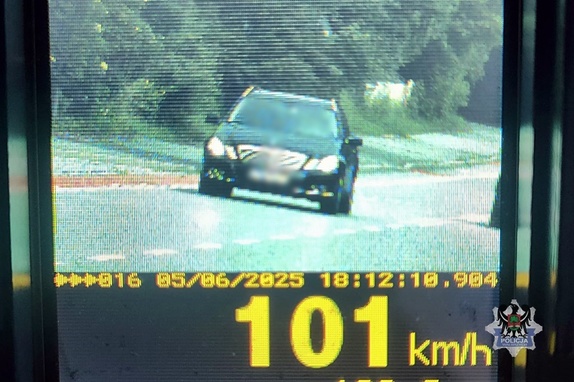 zdjęcie z fotoradaru samochód jedzie 101 kilometrów na godzinę