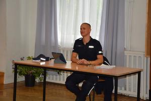 dzieci w wieku szkolnym w trakcie spotkania profilaktycznego, które prowadzi umundurowany policjant