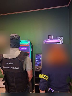 policjant i funkcjonariusz służby celno skarbowej przy automatach do gier