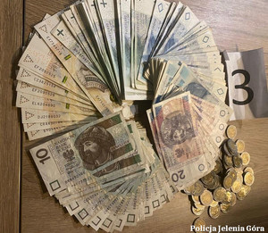 pieniądze rozłożone na stole