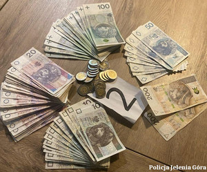 banknoty i monety rozłożone na stole