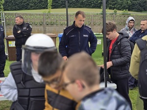 młodzież bawiąca się na festynie policyjnym