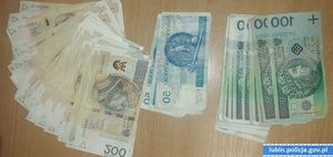 Plik banknotów rozłożonych na stole po 500, 100 i 50 zlotych