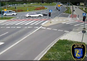 zdjęcie samochodu które wjechało na rondo