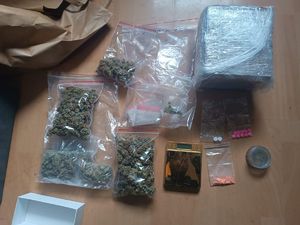 narkotyki (susz marihuany) w woreczkach i tabletki MDMA