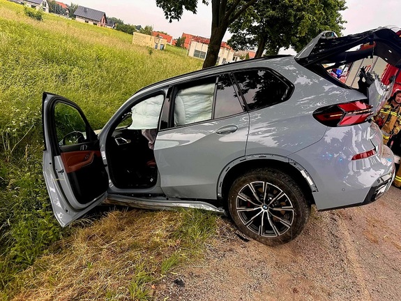 Samochód osobowy w rowie