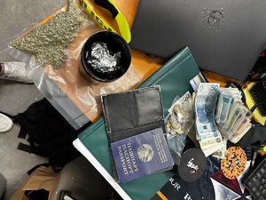 policjanci prowadzą zatrzymanego mężczyznę