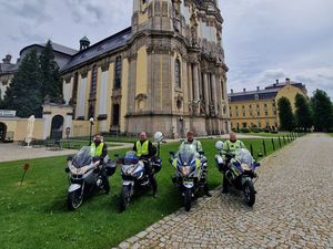 czterech policjantów na motorach w tle zabytkowy budynek