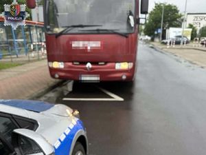 radiowóz stoi przed autobusem