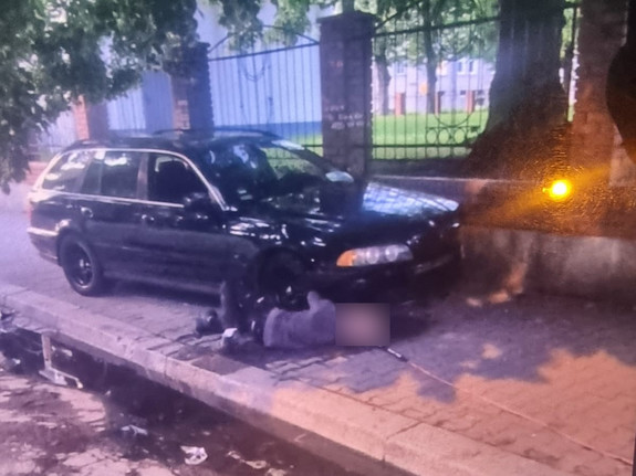 samochód osobowy z widocznymi uszkodzenia, które powstały w wyniku zdarzenia drogowego.