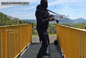 ćwiczenia policjantów Samodzielnych pododdziałów kontrterrorystycznych Policji na tamie