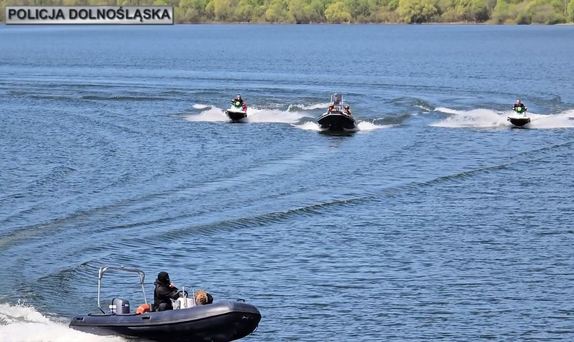 ćwiczenia policjantów Samodzielnych pododdziałów kontrterrorystycznych Policji na tamie