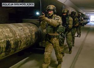 ćwiczenia policjantów Samodzielnych pododdziałów kontrterrorystycznych Policji na tamie