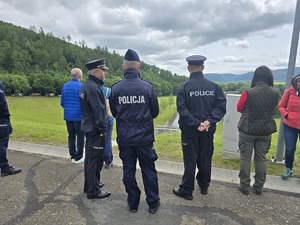 ćwiczenia policjantów Samodzielnych pododdziałów kontrterrorystycznych Policji na tamie