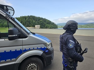 ćwiczenia policjantów Samodzielnych pododdziałów kontrterrorystycznych Policji na tamie