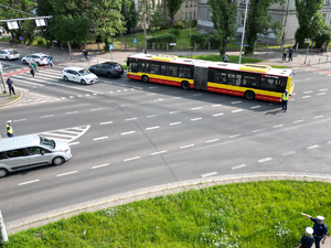 policjant kieruje ruchem na skrzyżowaniu ulic