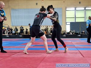 Dwie zawodniczki walczące podczas mistrzostw Polski Służb Mundurowych w Brazylijskim Jiu Jitsu