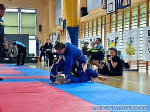 Dwie zawodniczki walczące podczas mistrzostw Polski Służb Mundurowych w Brazylijskim Jiu Jitsu