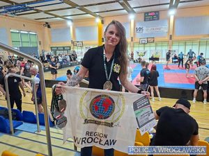zawodniczka z flagą IPA