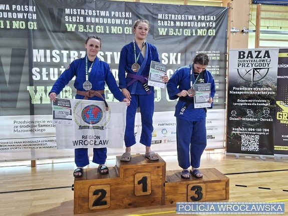 trzy kobiety na podium podczas Mistrzostw Polski Służb Mundurowych w Brazylijskim Jiu Jitsu