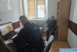 policjant z zatrzymanym