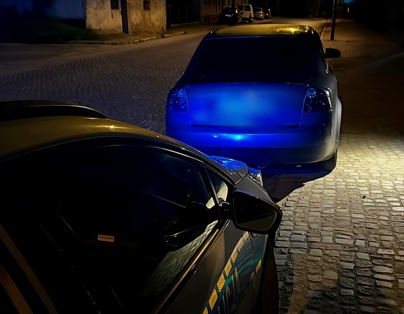 zatrzymany samochód przed stoi radiowóz