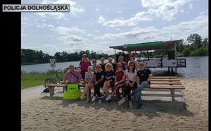 kobiety siedzące na laweczce