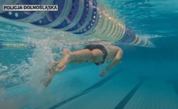 mężczyzna płynie w basenie