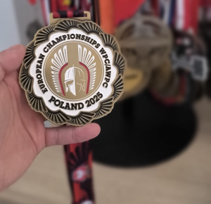 medal w ręce mężczyzny