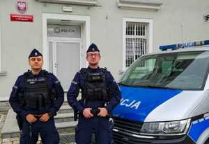 DWAJ POLICJANCI PRZY Radiowozie