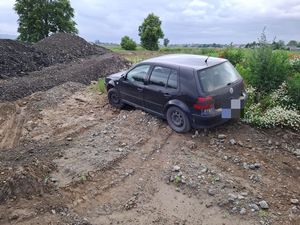 samochód osobowy na poboczu polnej drogi