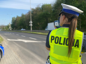policjantka z ręcznym miernikiem prędkości