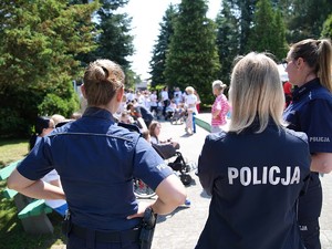 trzy policjantki podczas festynu