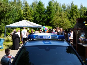 na przedzie radiowóz z tylu festyn
