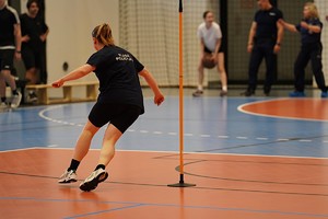 dziewczyna biegnie slalomem omijając slupek