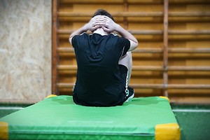 mężczyzna wykonuje skłon w przód tak zwane brzuszki