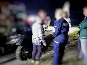policjanci z odnalezioną kobietą