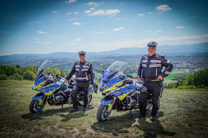 dwaj policjanci na motorach
