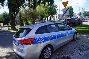 radiowóz na drodze