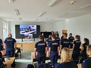 szkolenie podoficerskie dla funkcjonariuszy - policjanci W ŁAWKACH STOJĄ NA BACZNOŚĆ
