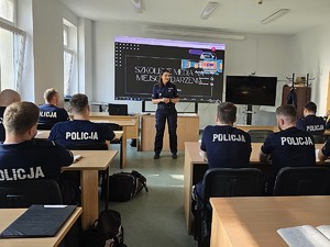 szkolenie podoficerskie dla funkcjonariuszy - policjanci siedzą w ławkach - przemawia do nich policjantka