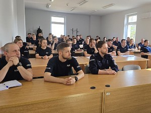 szkolenie podoficerskie dla funkcjonariuszy - policjanci siedzą w lawkach