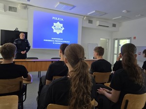 Wizyta uczniów u legnickich policjantów